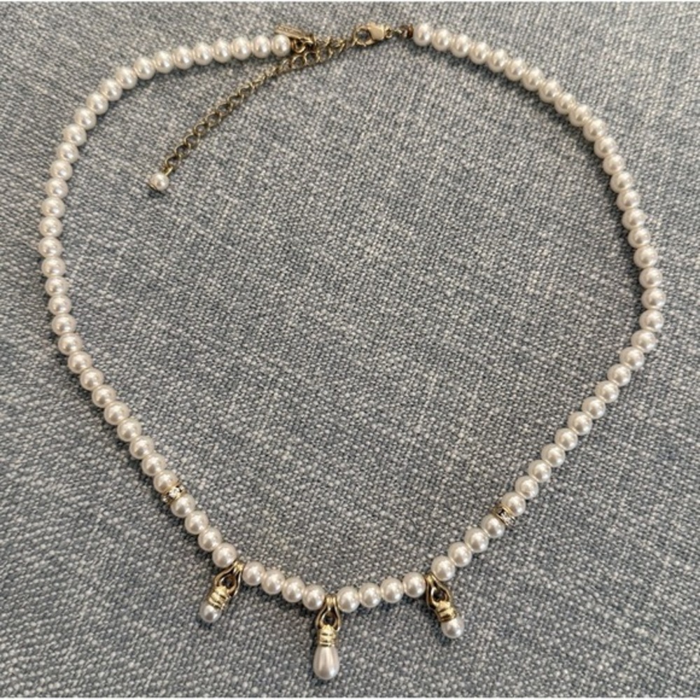 KR Gold And White Faux-Pearl Dangle Crystal Necklace Gold Tone Lobster Clasp 18"